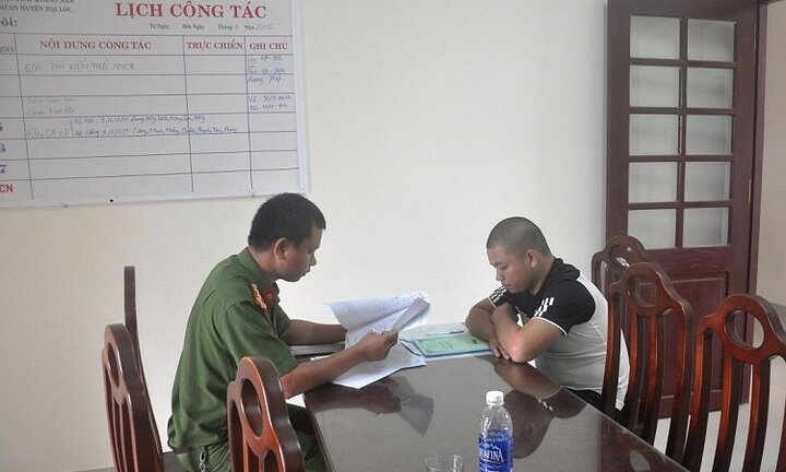 Cho rằng bị 'nhìn đểu', nam thanh niên rút súng bắn trọng thương người đối diện