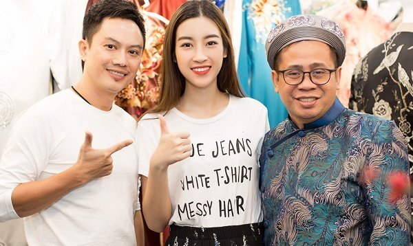 Đỗ Mỹ Linh tặng áo dài cho HLV người Philippines