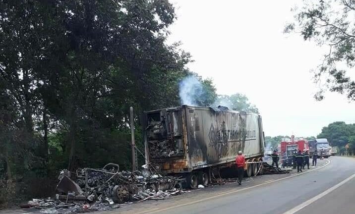 Xe container bốc cháy ngùn ngụt trên đèo Hà Lan