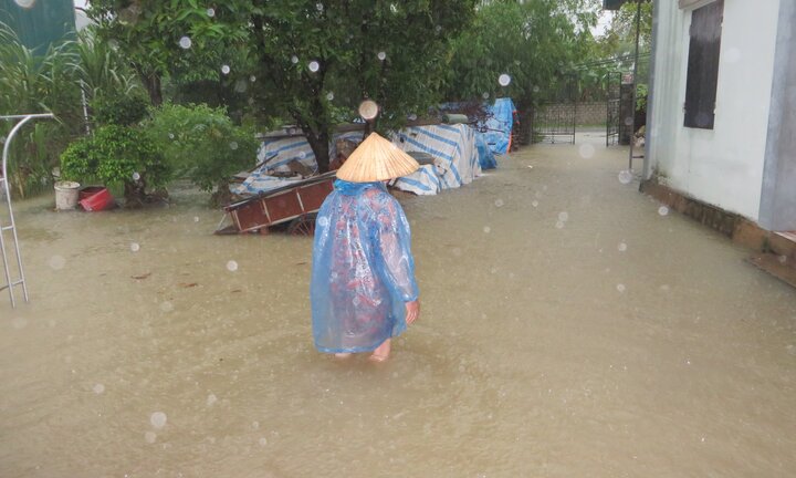Mưa to kéo dài, nhiều nhà dân ở Nghệ An ngập sâu