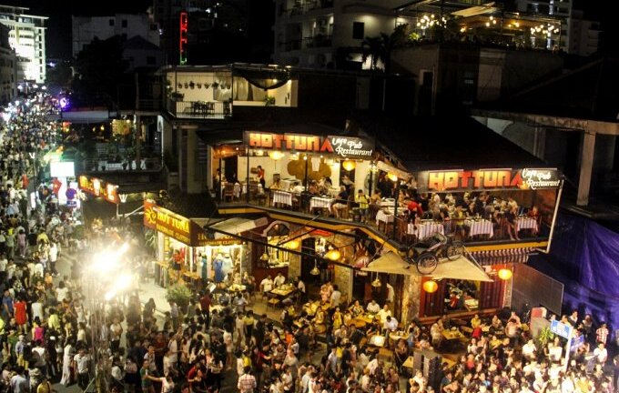 Cho thôi việc 4 nhân viên giữ xe 'chặt chém' du khách ở phố đi bộ