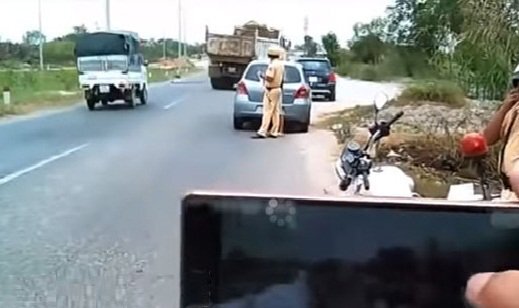 Điều tra nhóm thanh niên quay clip CSGT làm việc rồi nhắn tin tống tiền