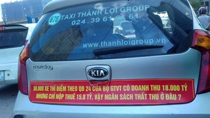 Lý giải dòng chữ gây tò mò gắn phía sau hàng loạt xe taxi ở Hà Nội