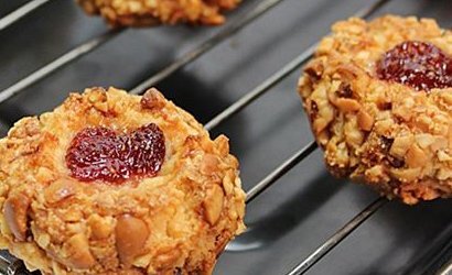 Mẹ khéo tay làm bánh quy bơ đậu phộng nóng chảy ngon tuyệt hảo