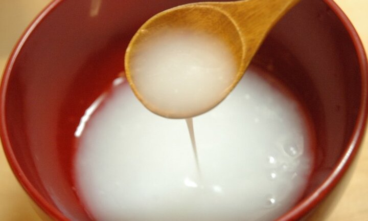 Tranh cãi gay gắt: Nên hay không nên pha nước cơm vào sữa cho con uống?