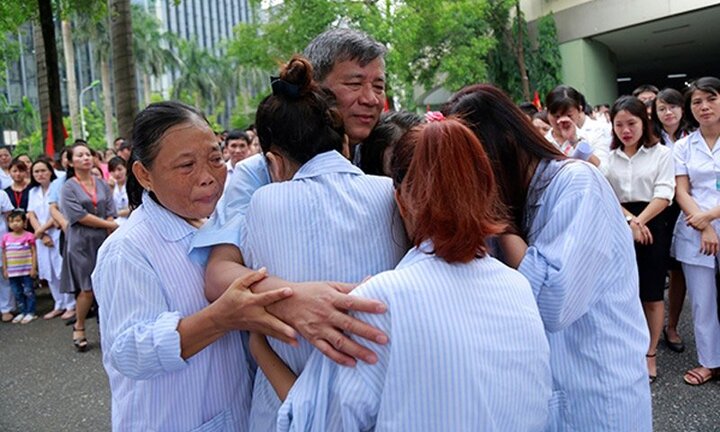 Cả bệnh viện khóc nghẹn tiễn Giáo sư Nguyễn Anh Trí về hưu: Chuyện thường sao lạ lùng giữa thời nay?