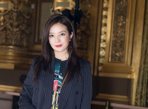 Triệu Vy khoe nhan sắc trẻ trung và đầy sức sống tại tuần lễ thời trang Paris