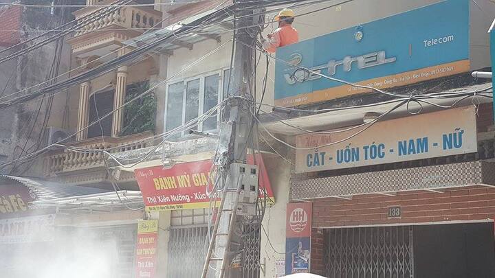 Cột điện bốc cháy dữ dội trên phố Hà Nội