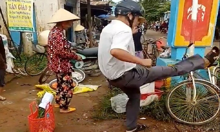 Cán bộ dẹp vỉa hè đá tung hàng hóa của dân ở Đắk Lắk: Lãnh đạo xã nói gì?