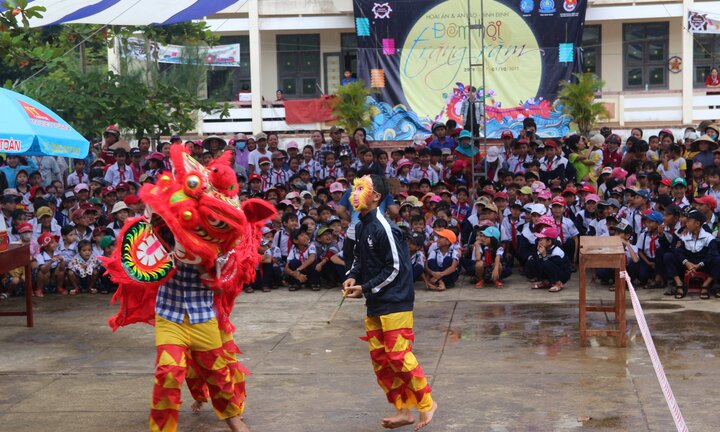 Vượt 1000 km mang Trung thu đến với trẻ em vùng lũ Bình Định