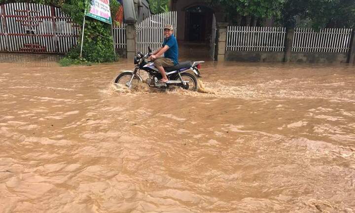 Mưa lớn kéo dài, nhiều vùng ở Nghệ An ngập sâu, lũ quét rình rập