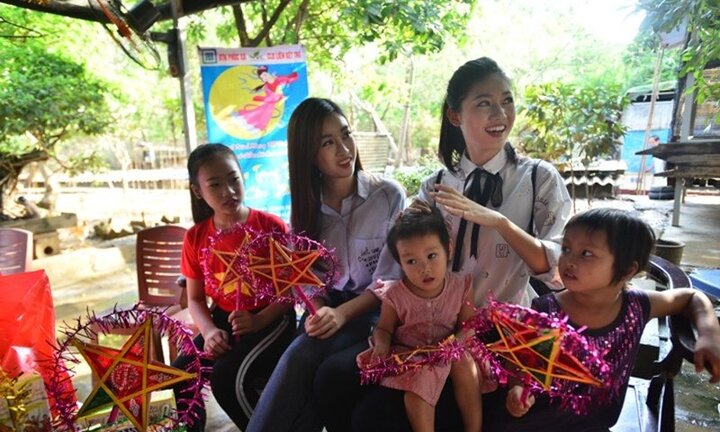 Video: Hoa hậu Đỗ Mỹ Linh, Á hậu Thanh Thanh Tú tặng quà Trung thu cho trẻ em làng vạn chài