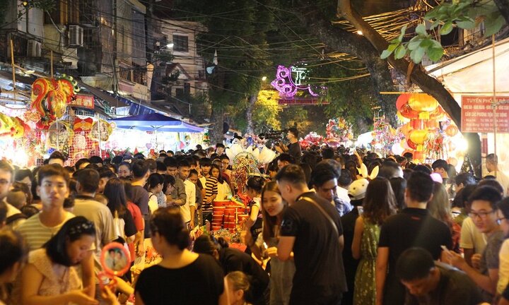 Biển người ken đặc đón Trung thu trên phố Hàng Mã