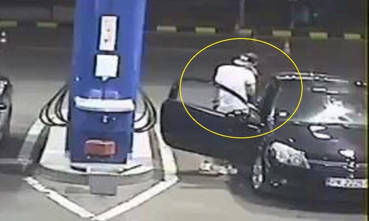 Ngông cuồng hút thuốc trong cây xăng, bị nhân viên dạy bài học nhớ đời