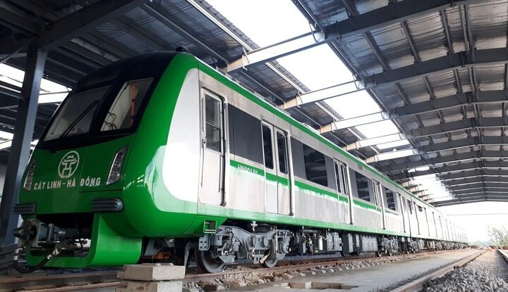 Ảnh: Ba đoàn tàu trăm tấn 'yên vị' trên đường sắt Cát Linh - Hà Đông