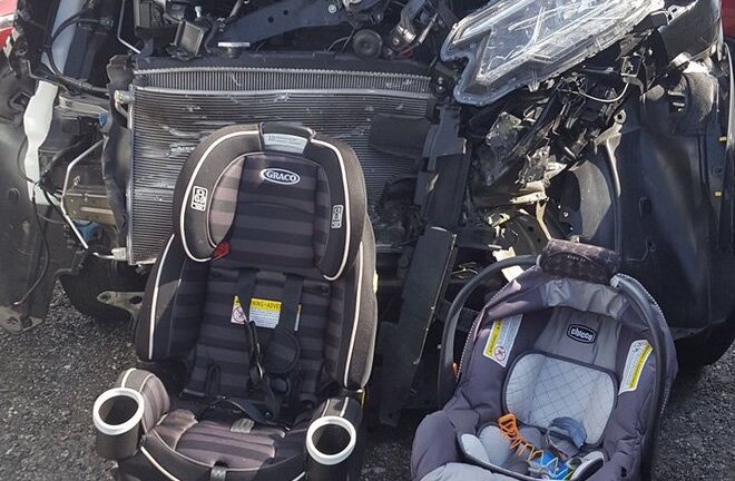 Nhờ thắt dây an toàn, người mẹ giúp 2 con thoát tử trước tai nạn khủng khiếp