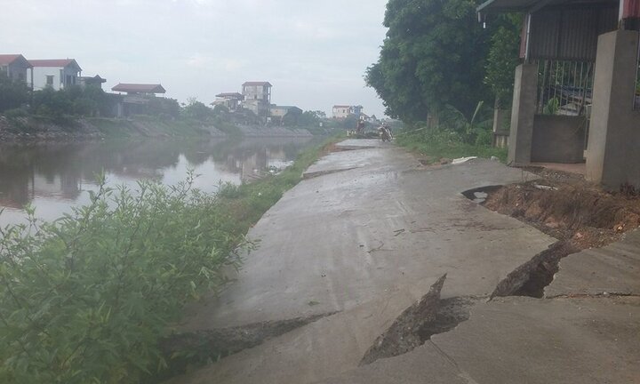 Video: Đoạn đường bê tông dài 90 m mới đem vào sử dụng đổ sụp xuống sông