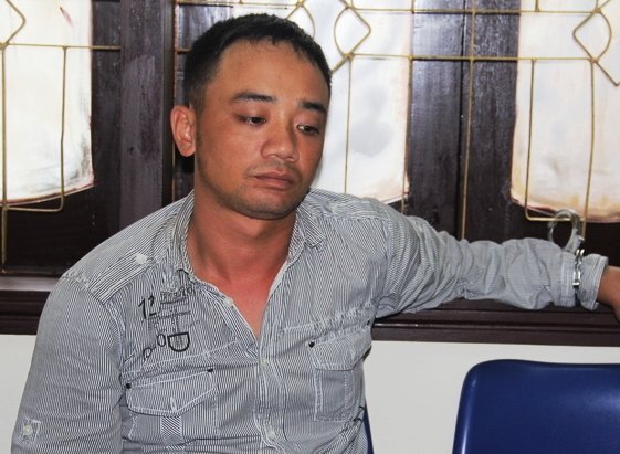 Bắt kẻ giả danh công an ép tiệm cắt tóc phải đóng tiền bảo kê ở Nghệ An