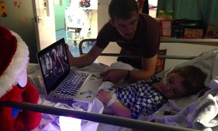 Biết con trai sắp ra đi, ông bố hóa thân làm Spider Man mua vui cho con