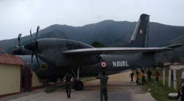 Clip: Máy bay quân sự lỗi phanh, đâm sập đồn cảnh sát