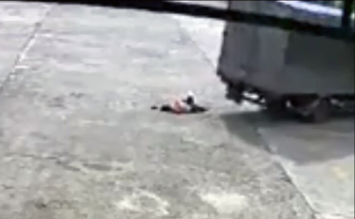 Video: Đi bộ trong sân công ty, nữ công nhân bị xe tải tông chết