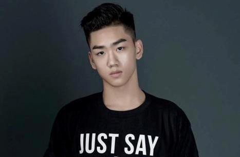 'Hot boy ảnh thẻ' điển trai như tài tử Hàn Quốc khiến nữ sinh mê mệt