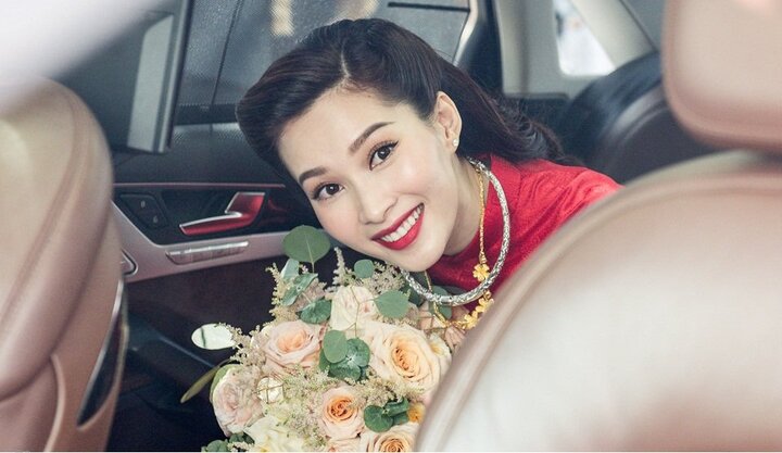 Clip: Giây phút Hoa hậu Thu Thảo đẹp rạng rỡ lên xe về nhà chồng đại gia