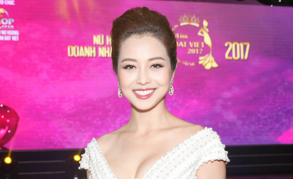 Jennifer Phạm diện đầm xẻ sâu khoe vòng một nóng bỏng