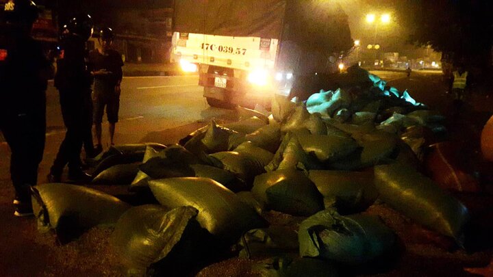 Video: Ô tô chở quá tải lật đổ ngay trước mặt đội tuần tra SOS 117