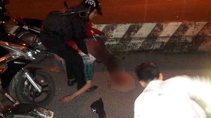 Video: Thanh niên say xỉn lái xe máy đâm vào giải phân cách gục tại chỗ