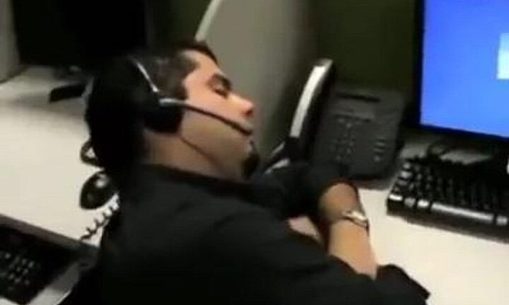 Ngủ gật ở văn phòng, bị đồng nghiệp chơi khăm hài té ghế
