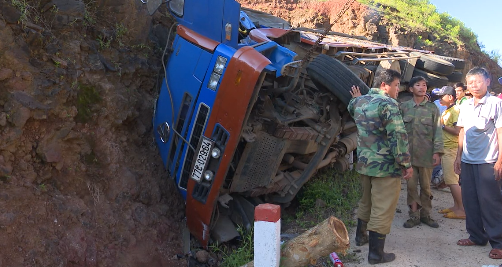 Xe tải lao vào vách núi, tài xế mắc kẹt chết trong cabin