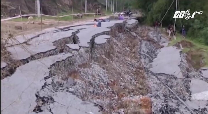 Nghệ An: Đường 68 tỷ đồng mới sử dụng đã sụt xuống sông, nứt toác nham nhở