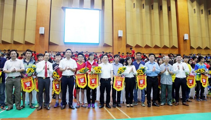 Tưng bừng khai mạc Giải cầu lông HSSV tranh cúp Báo Tuổi trẻ Thủ đô 2017