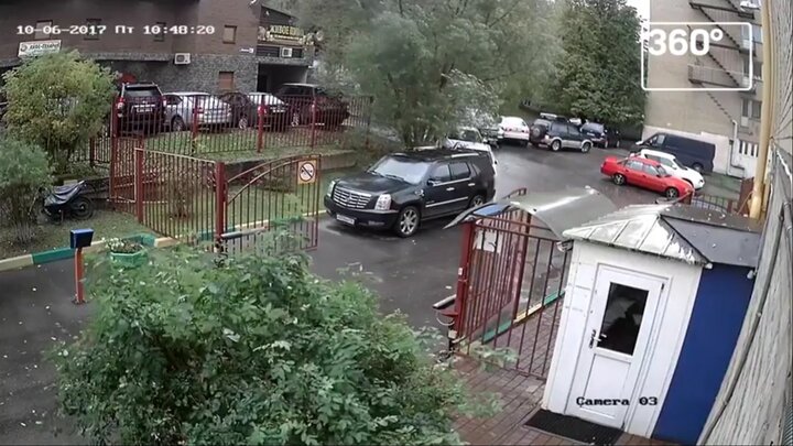 Video: Đạp nhầm chân ga, cụ ông phá tan bãi đỗ xe trong tích tắc