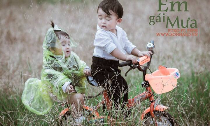 Bộ ảnh ‘Em gái mưa’ phiên bản nhí đốn tim dân mạng