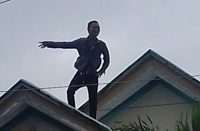 'Ngáo đá', chém trọng thương bạn tù rồi leo lên nóc nhà chửi bới