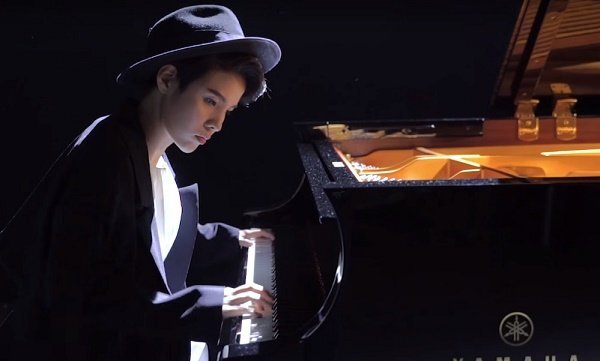 Ngất ngây với hình ảnh Vũ Cát Tường bên cây đàn dương cầm 5 tỷ đồng