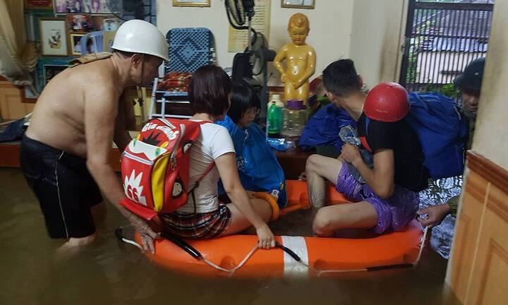 Áp thấp nhiệt đới đổ bộ: Thành phố Vinh ngập sâu trong biển nước