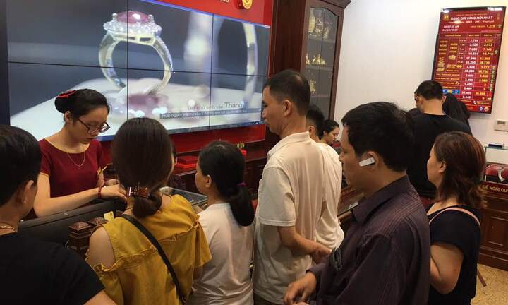 Giá vàng hôm nay 10/10: Chờ đợi 'khai hỏa', vàng rình rập tăng