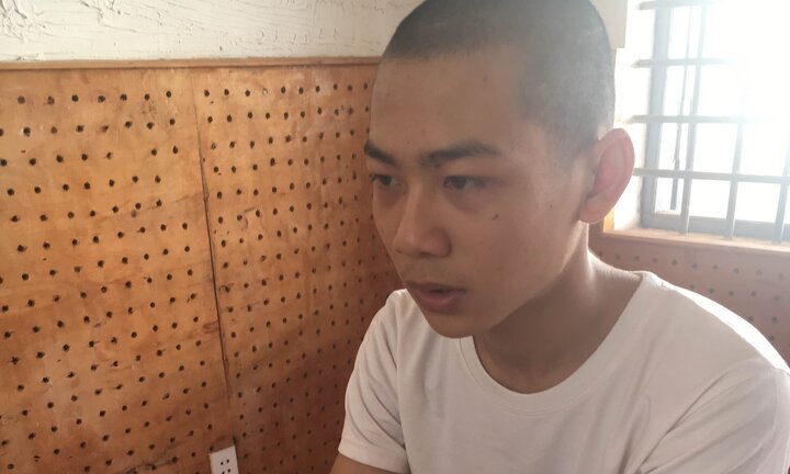 Nam sinh vào cửa hàng vờ mua đồ rồi cướp điện thoại bỏ chạy