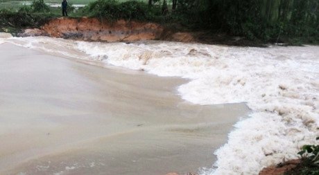 Áp thấp nhiệt đới đổ bộ: Mưa lớn suốt đêm gây vỡ đập ở Hà Tĩnh