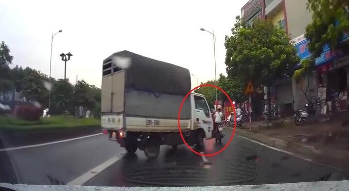 Phóng nhanh phanh gấp trên đường trơn, xe tải drift tông ngã xe máy