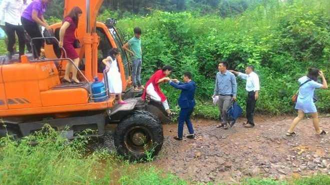 'Nín thở' xem cảnh rước dâu bằng máy xúc qua con sông chảy xiết