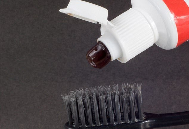 Thực hư sử dụng kem đánh răng chứa than hoạt tính gây sâu răng, làm răng ố hơn