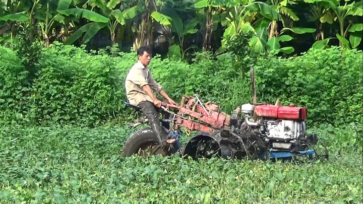 Tròn mắt xem 'thủy phi cơ' tự chế của nông dân Hà Nội cày trên đầm lầy, mặt nước