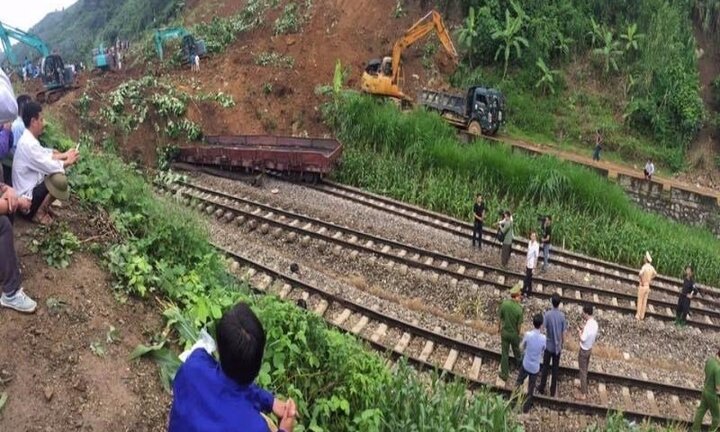 Sạt lở vùi lấp đoàn tàu ở Yên Bái: Dừng chạy tàu tuyến Hà Nội – Lào Cai