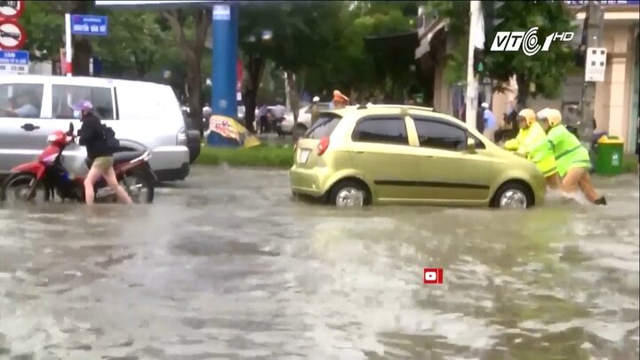 Video: CSGT giúp dân đẩy ô tô chết máy do ngập sâu ở TP Vinh, Nghệ An