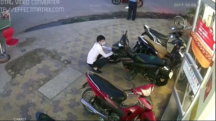 Ngang nhiên dàn cảnh trộm xe ngay trước mặt bảo vệ ở Sài Gòn