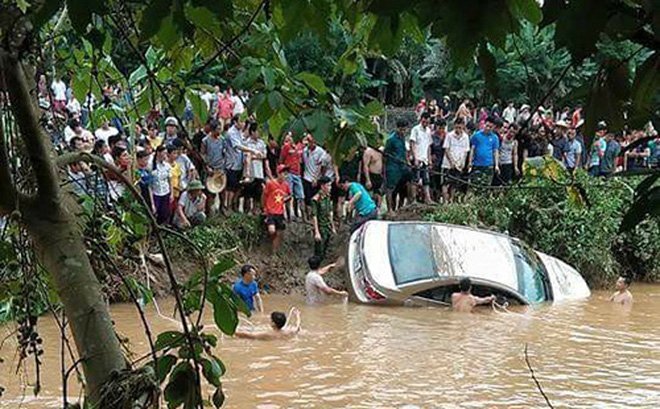 Đi kiểm tra lũ lụt, hai cán bộ biên phòng bị lũ cuốn mất tích
